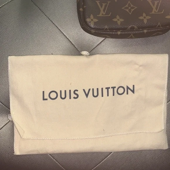 Louis Vuitton Mini Pochette - Picture 6 of 6